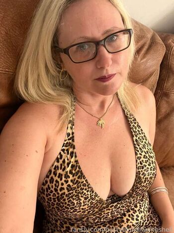 Bustyblondmombshell