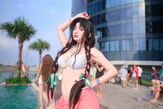 Neyu H Cosplay