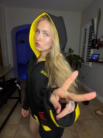 Nicki Taylor